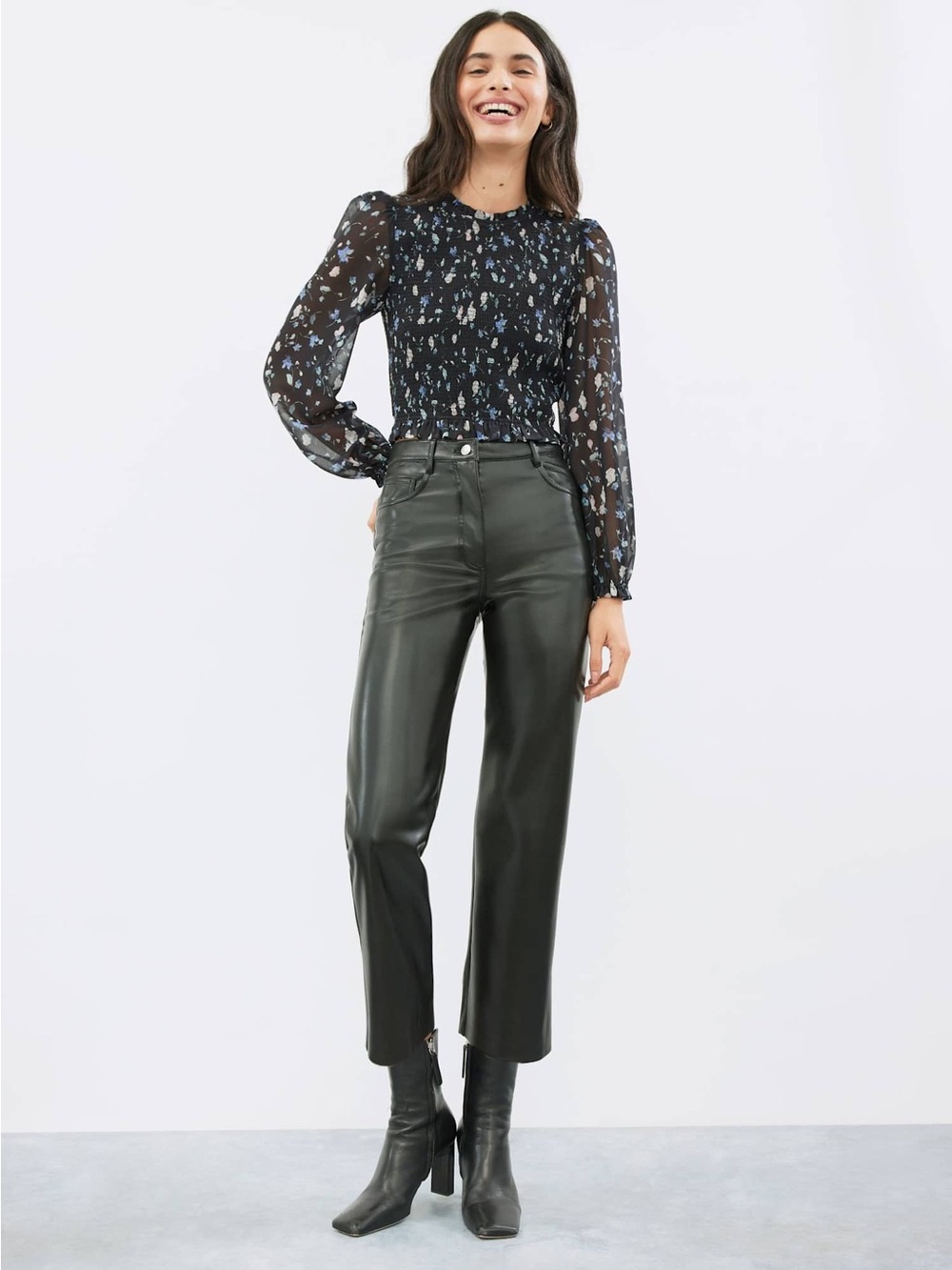 Aritzia. Wilfred Melanie Cropped Vegan Leather Pant. Black. Size 2.